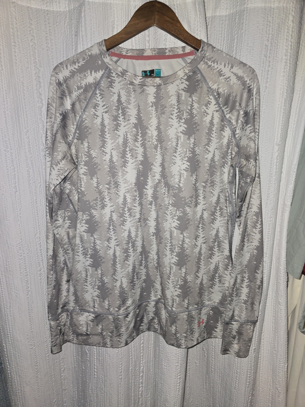 Large Under Armour Women’s Light Gray Camo Long-Sleeve Crew Top
